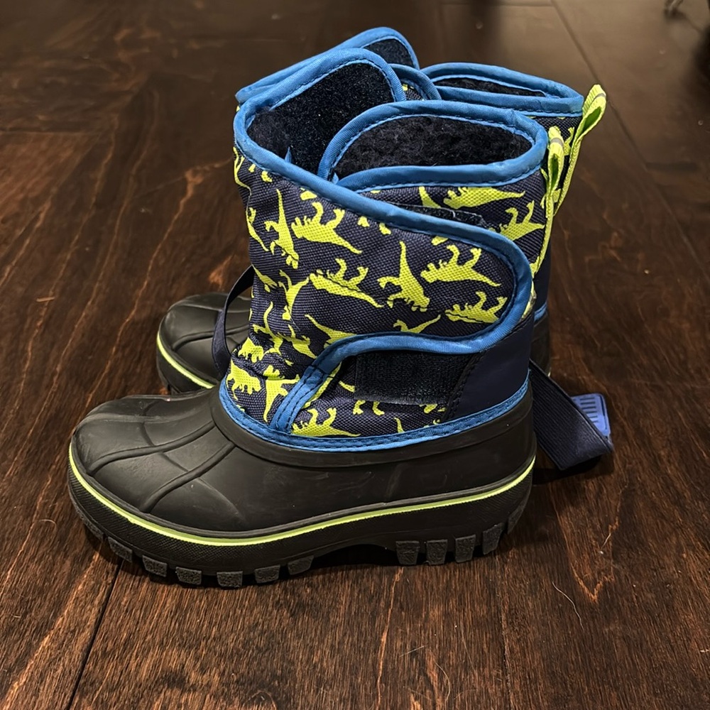 Dino snow boots - only worn twice! Size 9/10